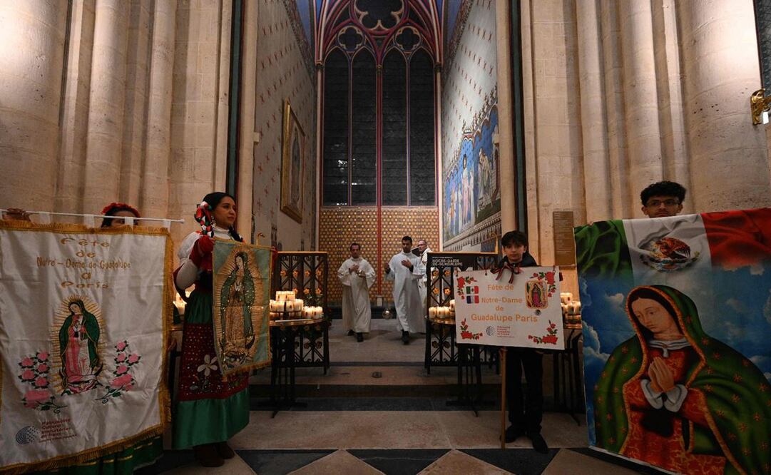 La comunidad latinoamericana en París celebró este jueves en Notre-Dame la fiesta de la Virgen de Guadalupe. Foto: AFP