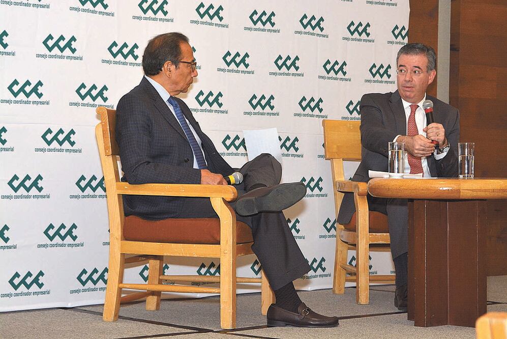 Carlos Salazar, presidente del CCE, y Alejandro Díaz de León, gobernador del Banxico, dialogaron sobre el cuidado en el manejo del tipo de cambio. CORTESÍA