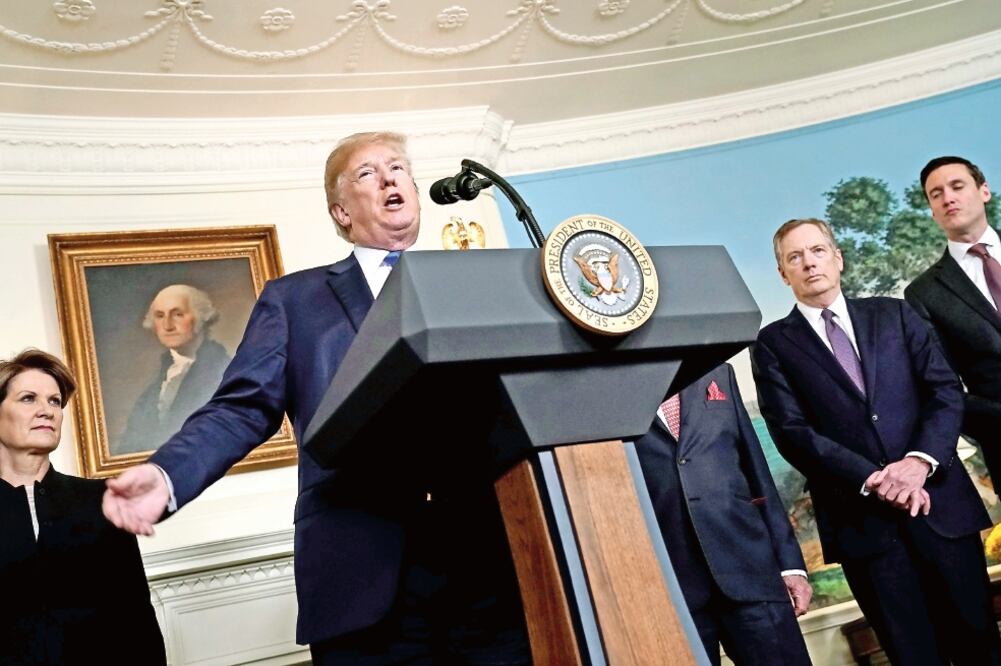 Donald Trump, acompañado por Robert Lighthizer, representante comercial de EU (segundo de izq. a der.), al anunciar los impuestos a productos chino. (JONATHAN ERNST. REUTERS)