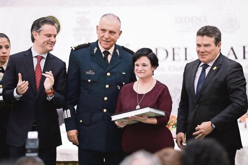 Los titulares de la SEP, Aurelio Nuño, y de la Sedena, Salvador Cienfuegos, así como el líder del SNTE, Juan Díaz de la Torre, festejaron el Día del Maestro (ALEJANDRA LEYVA. EL UNIVERSAL)