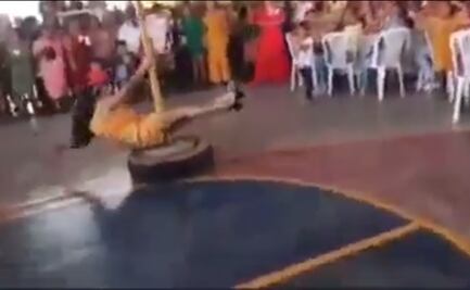 Alcalde de Ajuchitlán festeja a las mamás con... ¿concurso de table dance?