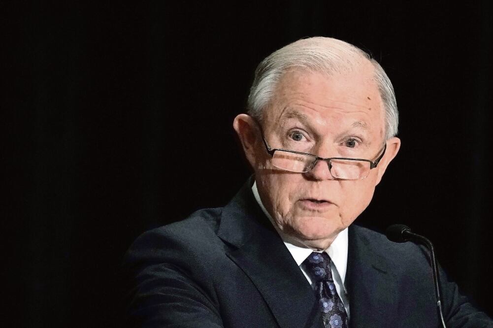 Atribución. El fiscal general de EU, Jeff Sessions, tiene poder sobre las cortes de inmigración del país y sus decisiones. Foto: ALEX WONG. AP