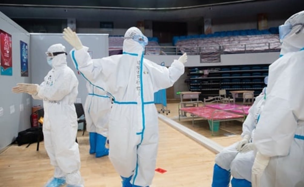 En hospital de Wuhan, China, celebran que dan de alta a último paciente con coronavirus