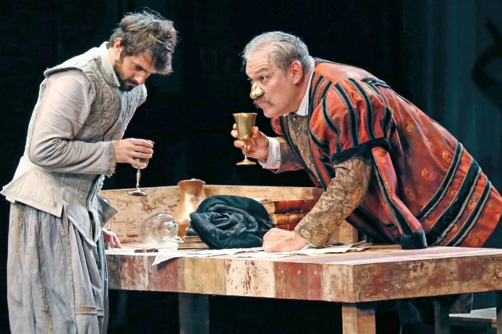 En la piel de dos actores que ensayan una obra, los histriones interpretan a su vez a Tycho Brahe y Johannes Kepler (AGUSTIN SALINAS. EL UNIVERSAL)