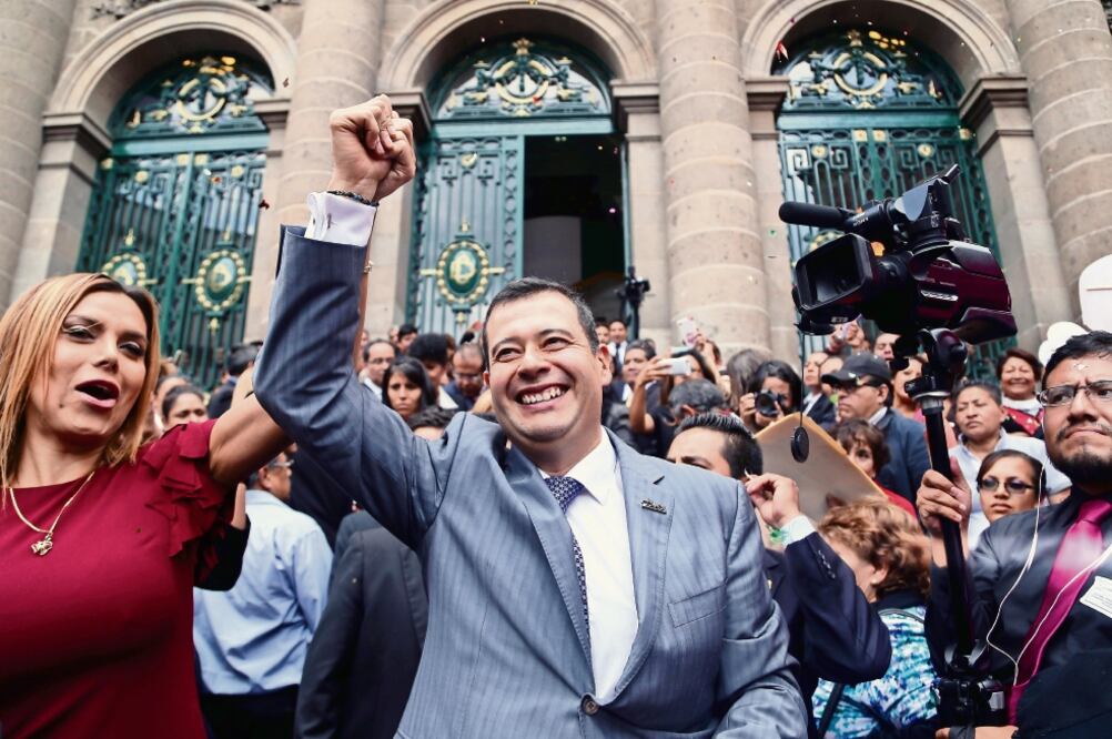 Afuera de la Asamblea Legislativa, simpatizantes del secretario de Desarro l lo Social, José Ramón Amieva, lo vitorearon al término de su comparecencia (ALEJANDRA LEYVA. EL UNIVERSAL)