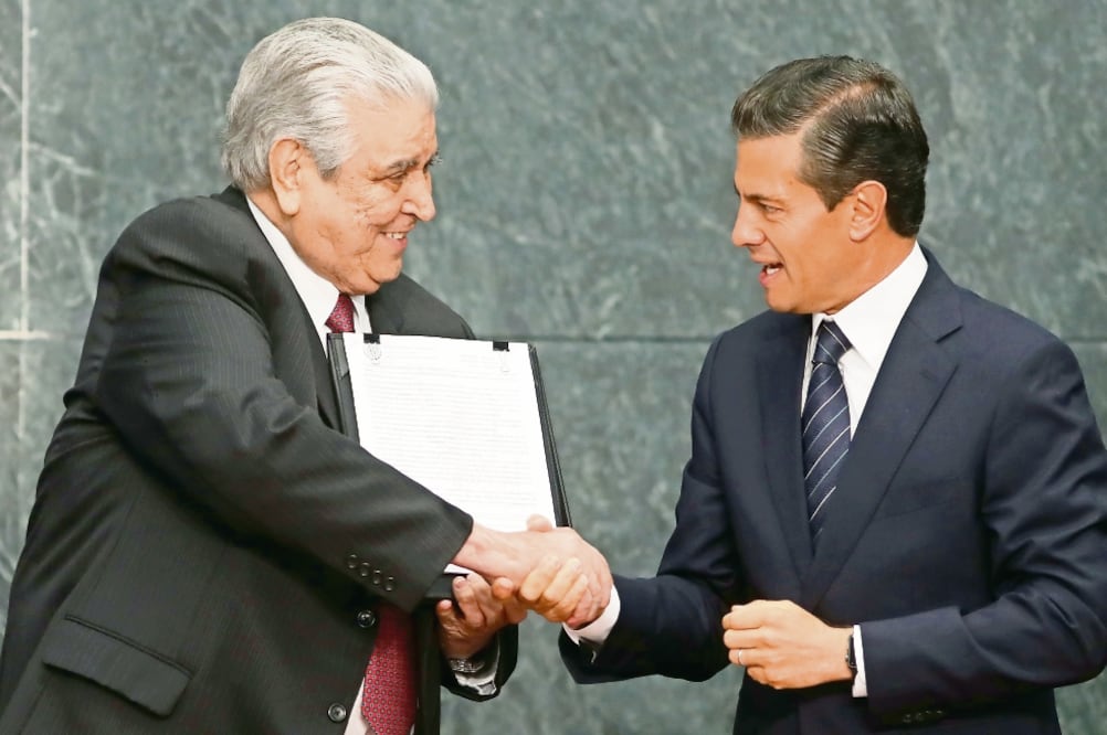El presidente Enrique Peña Nieto tomó protesta a Carlos Aceves, secretario general de la CTM, como nuevo dirigente del Congreso del Trabajo. (LUCÍA GODÍNEZ. EL UNIVERSAL)