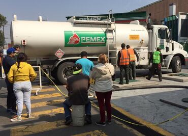 A Gerardo le pagan 30 pesos por formarse en la fila de la gasolinería