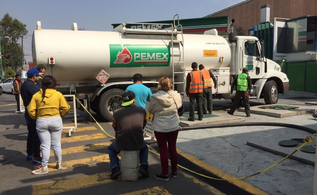 Gerardo en la fila para cargar gasollna en garrafones. Foto: Perla Miranda/EL UNIVERSAL