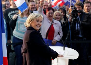 Video. Manifestantes lanzan huevos Le Pen durante su visita en Bretaña