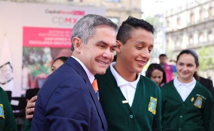 Mancera entrega 15 mil vales electrónicos para útiles escolares