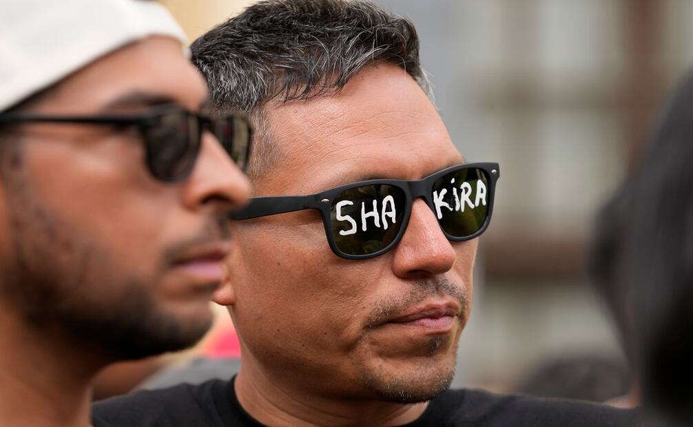 Fans de la colombiana reaccionan tras la cancelación de su concierto en Perú. Foto AP.