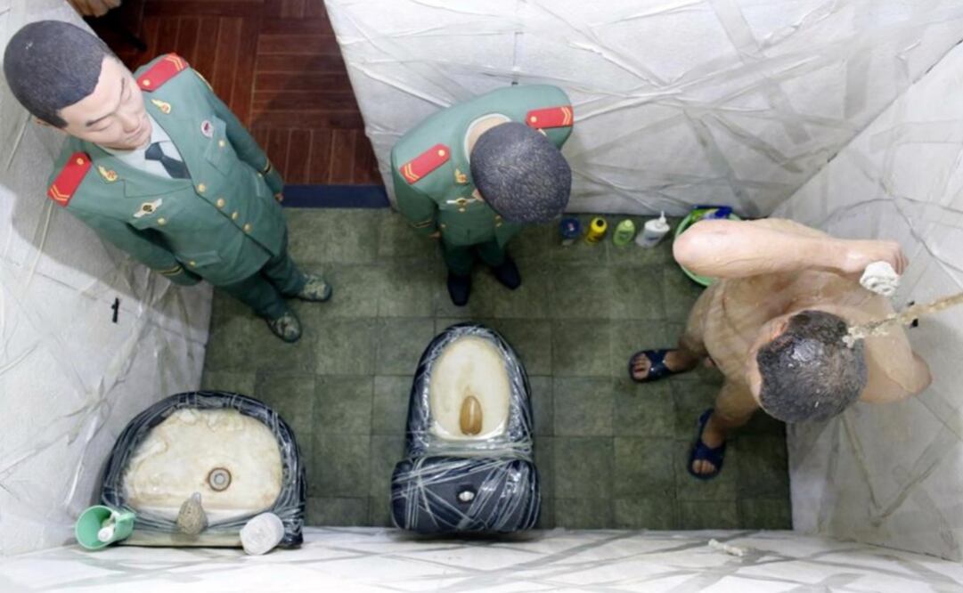 Una de las seis urnas de plomo que muestran como los guardias de seguridad lo vigilaban hasta en el baño. (FOTOS: Reuters)