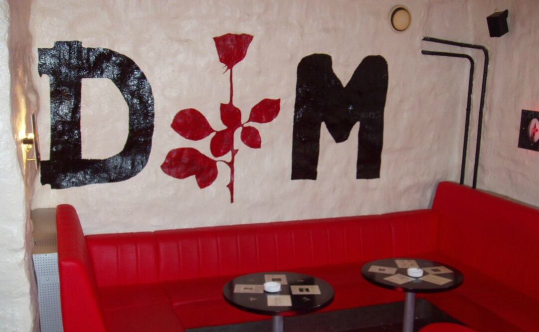 Las paredes y las mesas llevan imágenes referenciales a las portadas de los discos de Depeche Mode. (Foto: Cortesía Depeche Mode Baar)