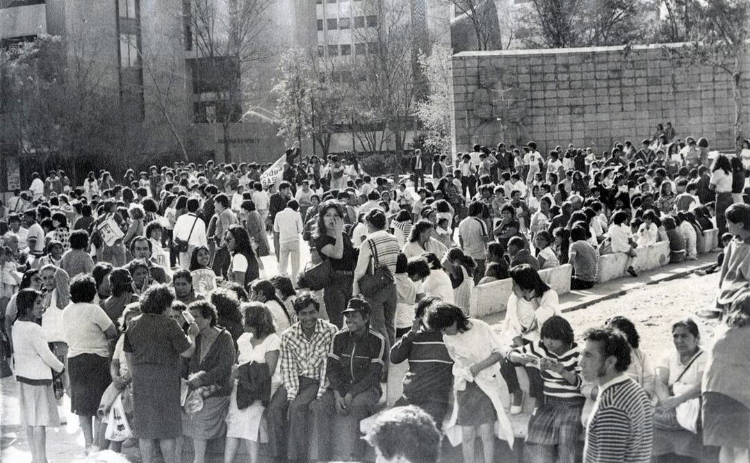 A fines de la década de los 80 el punto de reunión de las feministas fue el monumento a la Madre, a donde también acudieron curiosos y "colados", quienes, al enterarse de la naturaleza de la manifestación decidieron no unirse. Foto: Archivo/ EL UNIVERSAL.