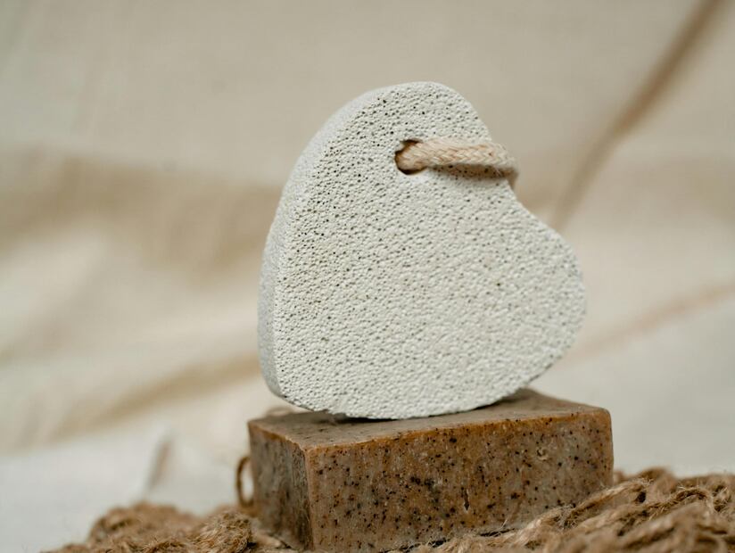 La piedra pómez tiene propiedades que ayudan a exfoliar la piel. Foto: Pexels
