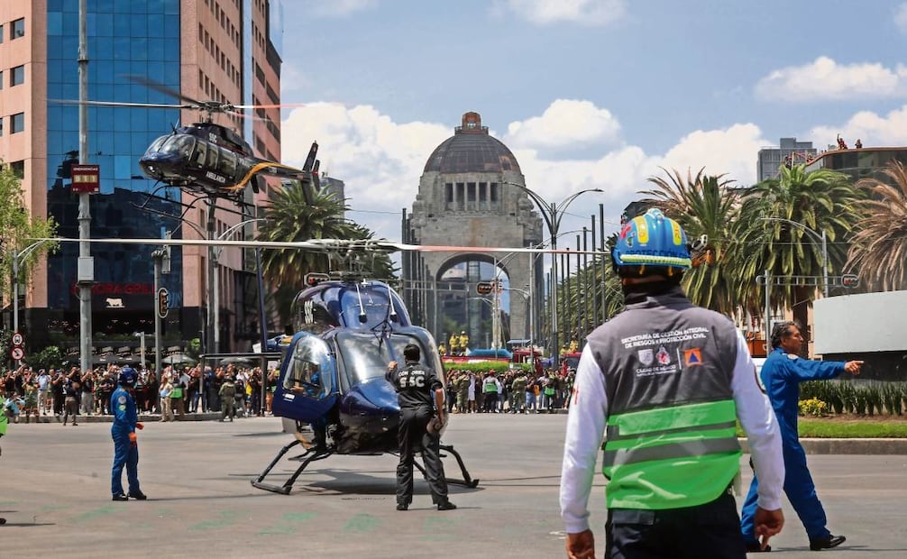 Dos helicópteros cóndores de la policía capitalina descendieron en el cruce de Reforma y Bucareli, en las inmediaciones de El Caballito, para participar de un rescate. Foto: LUIS CAMACHO. EL UNIVERSAL