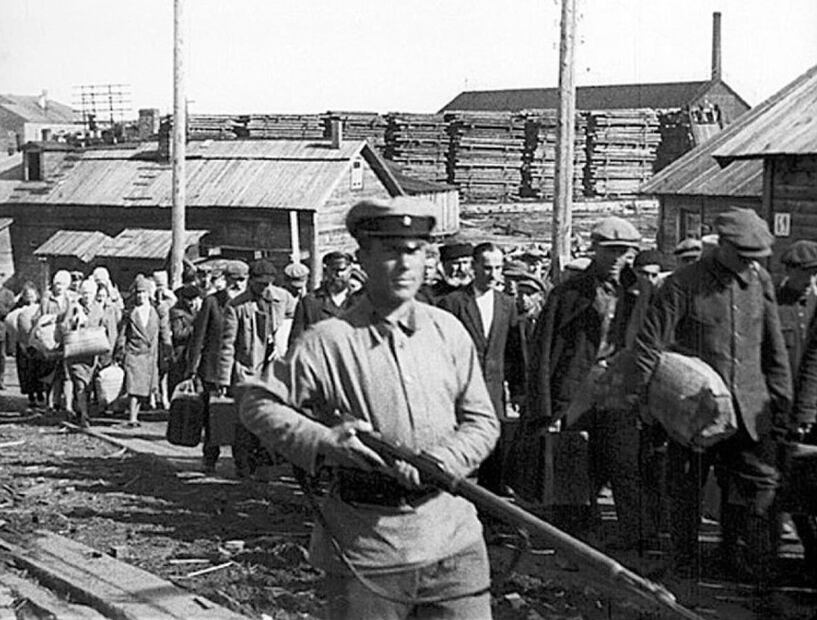 “Prisioneros del sistema de trabajos forzados soviético en 1938-39: el hijo de Platónov fue enviado a un campo de estos, contrajo tuberculosis allí y murió en 1943; el escritor mismo cayó enfermo tras cuidar de él.” Crédito: Tour Moscú