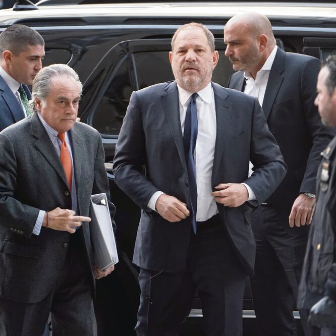 Harvey Weinstein llegó a la corte acompañado de sus abogados. Foto: REUTERS