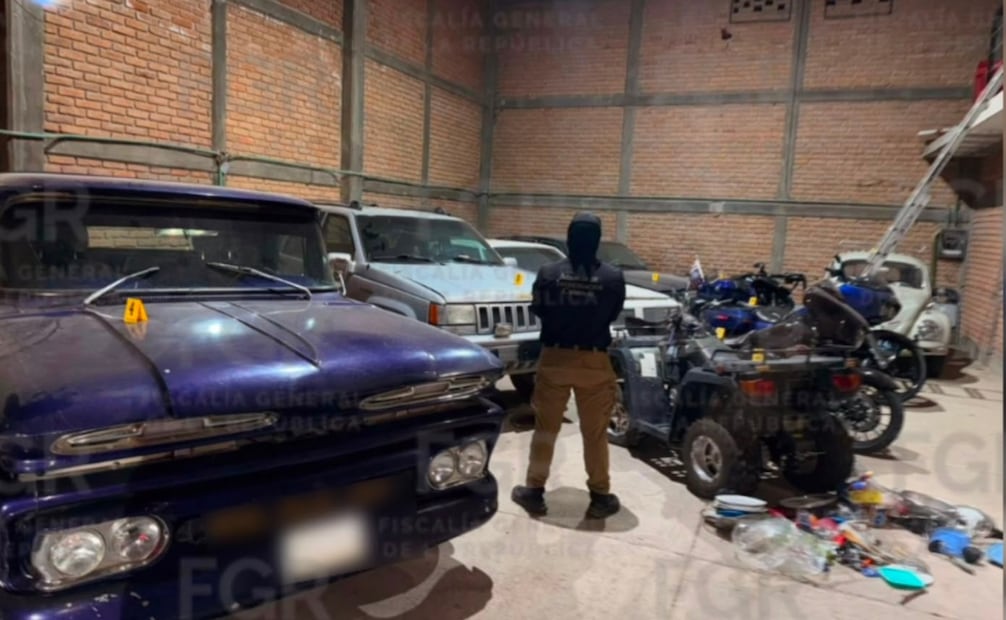 En el cateo también aseguraron cinco vehículos, cinco motocicletas, cuatro cuatrimotos, un remolque y una traila. | Foto: Especial.