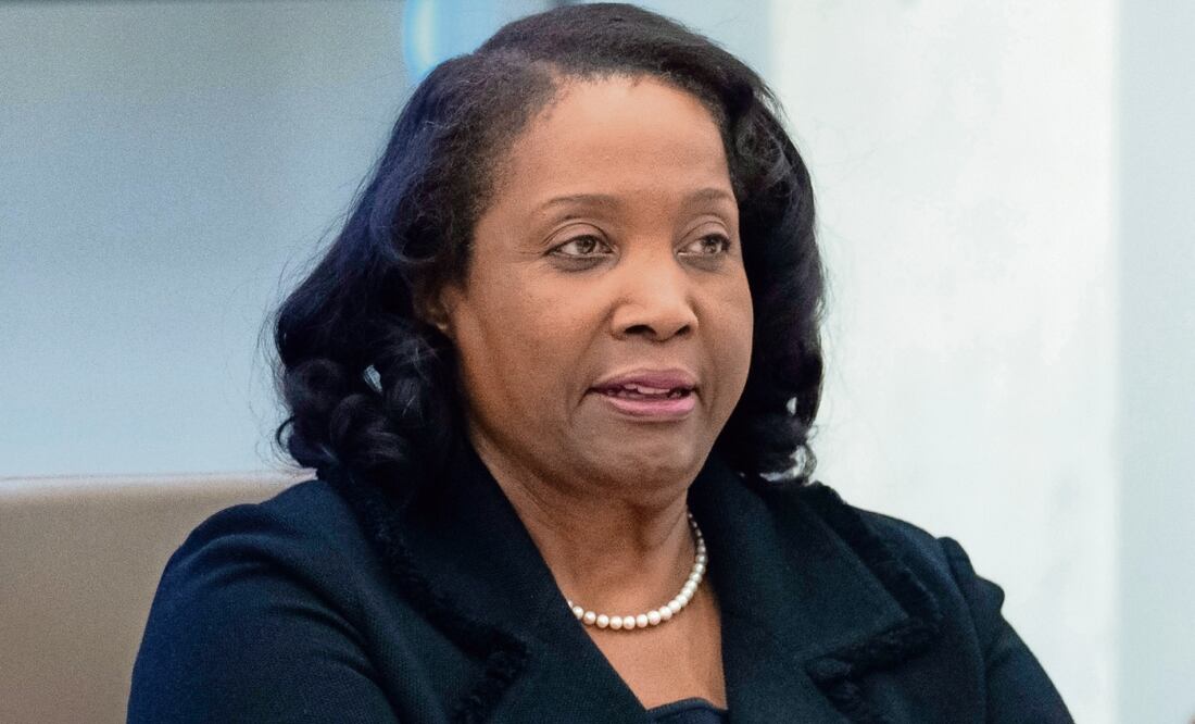 Lisa Cook, de la Junta de Gobernadores de la Reserva Federal, durante una reunión el 25 de junio en Washington. Foto: Mark Schiefelbein / AP