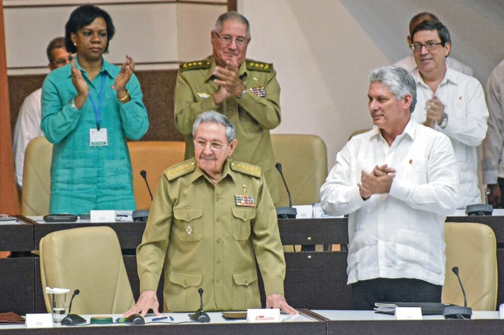 El vicepresidente Miguel Díaz-Canel (der.) y otros participantes en la sesión extraordinaria de la Asamblea Nacional, que concluyó ayer, aplauden al mandatario Raúl Castro, en La Habana (REUTERS)