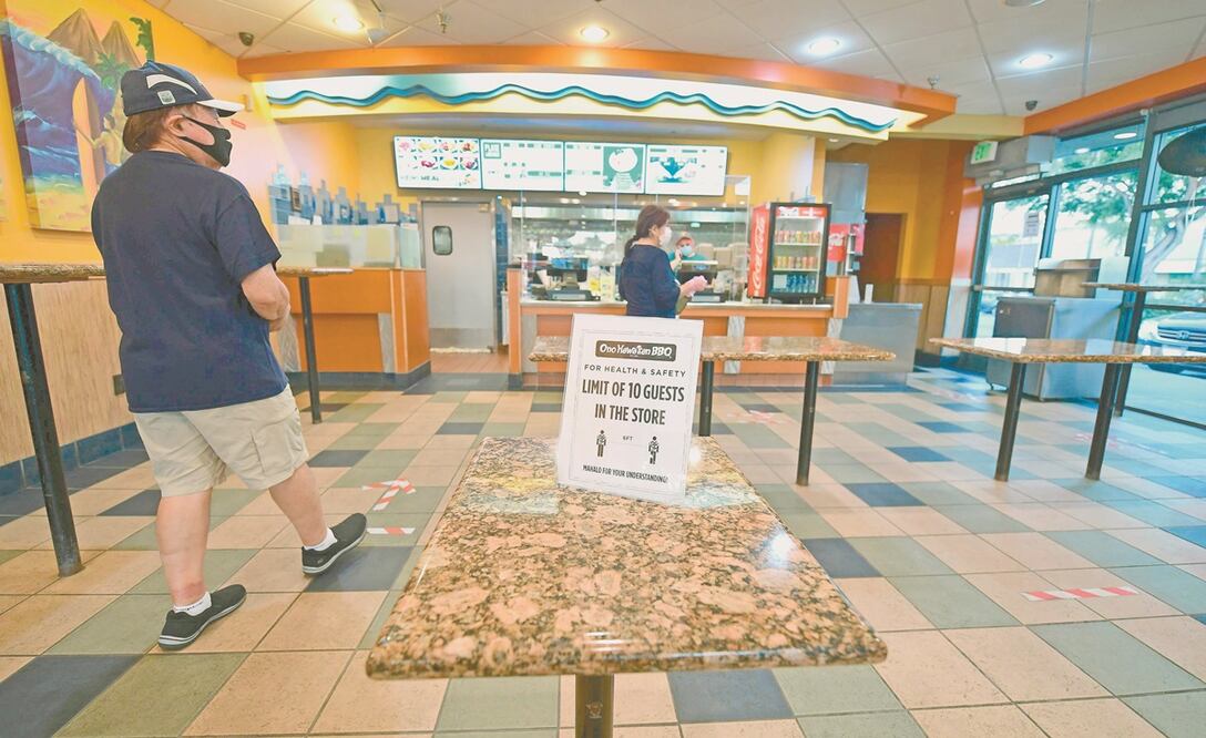 Al igual que las medidas adoptadas en otros países en los negocios de comida, en México se exigirá el uso de cubrebocas, gel antibacterial, menú en código QR, además habrá un acrílico en los mostradores. Foto: FREDERIC J. BROWN. AFP