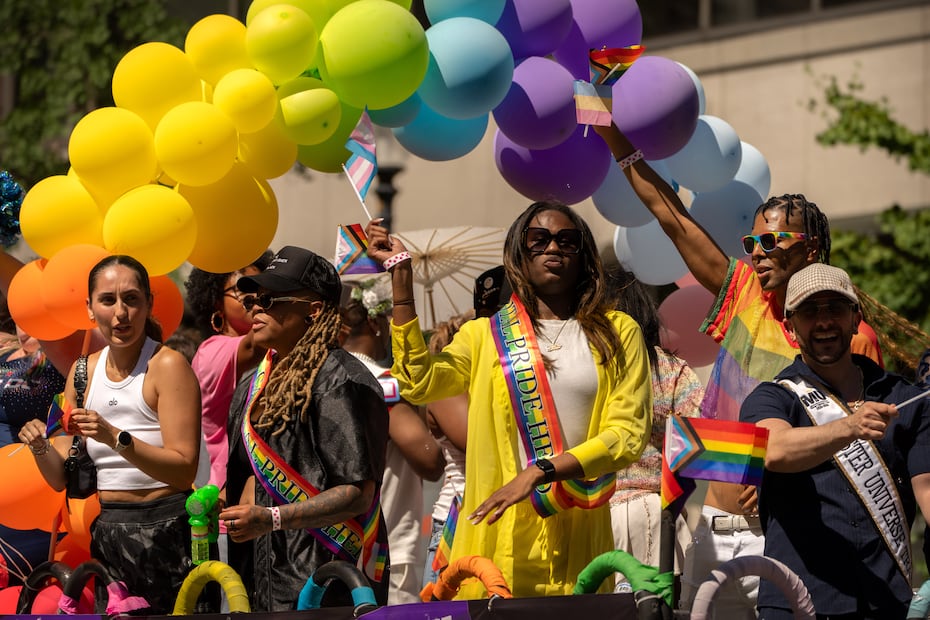 Grupos comunitarios y organizaciones participaron en la movilización con mensajes de apoyo a los derechos de la comunidad LGBTQ+ (20/06/2026). Foto: AP