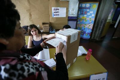 Cierran colegios electorales en Argentina
