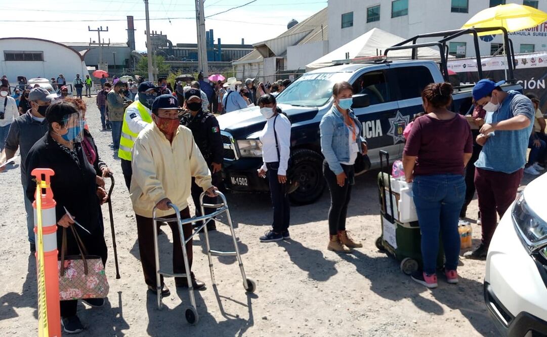 Muchos los adultos mayores aguantaron parados bajo el sol, con temperaturas superiores a los 32 grados. Foto: Especial