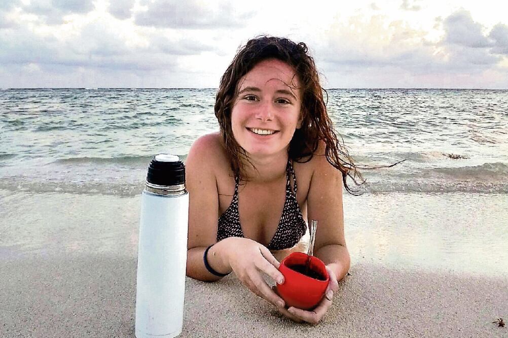 Acción. Belén Mirallas logró protegerse de su agresor, tomándolo de la tráquea. (CORTESÍA DE BELÉN MIRALLAS)