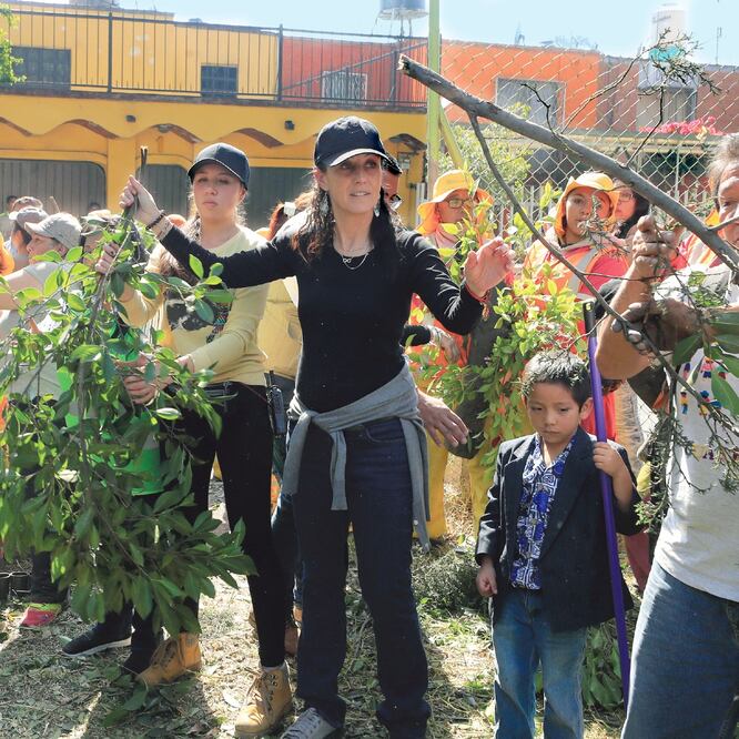 El pequeño Armando, de cinco años, no se separó de la jefa de Gobierno de la Ciudad de México, Claudia Sheinbaum, durante las jornadas de limpieza comunitaria en la zona de El Rosario. IRVIN OLIVARES. EL UNIVERSAL