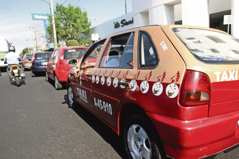 La condonación total o parcial de pagos de derechos a taxistas continuará, pero tendrá que efectuarse a más tardar el próximo 15 de diciembre. (ARCHIVO EL UNIVERSAL)