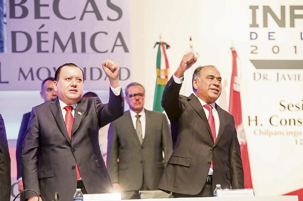 El gobernador Héctor Astudillo Flores acudió a la presentación del segundo informe de labores del rector de la UAGro, Javier Saldaña (izquierda), cuyo trabajo fue reconocido por el mandatario estatal.