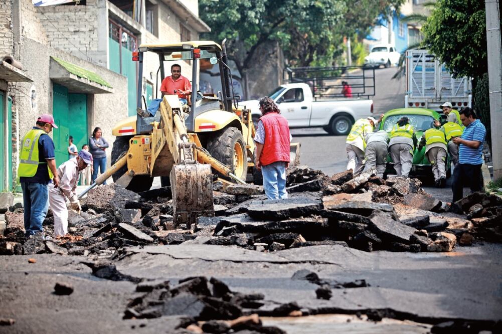 Las fugas de agua en la delegación Gustavo A. Madero provocan que se rompa el pavimento de la calle Miguel Bernal en la colonia Compositores Mexicanos (ADRIÁN HERNÁNDEZ. EL UNIVERSAL)