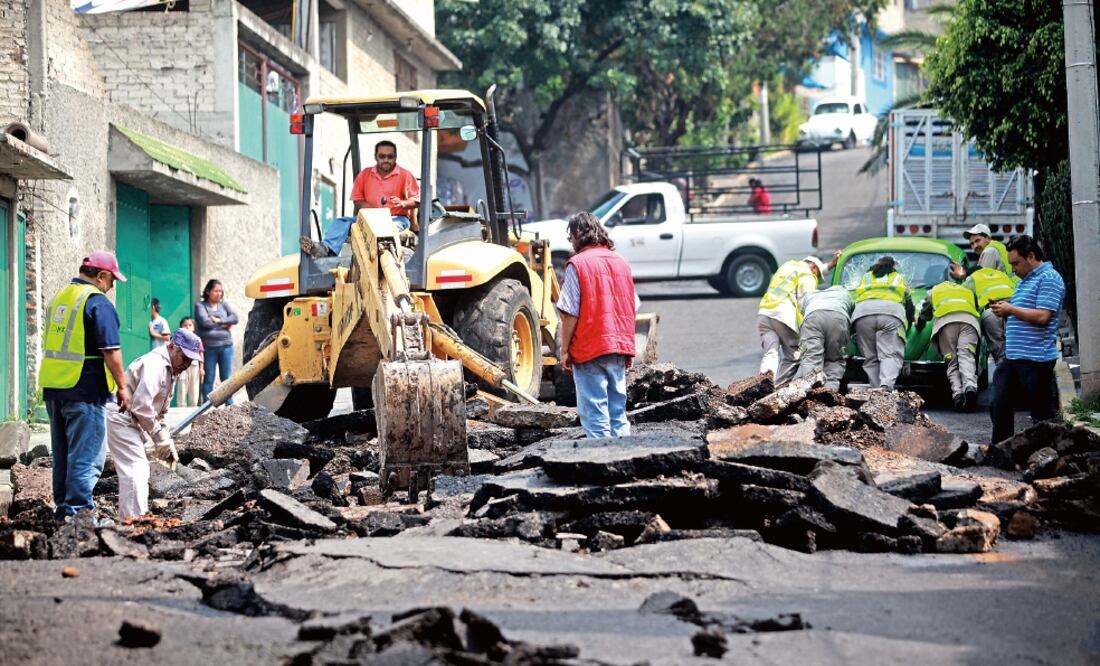 Las fugas de agua en la delegación Gustavo A. Madero provocan que se rompa el pavimento de la calle Miguel Bernal en la colonia Compositores Mexicanos (ADRIÁN HERNÁNDEZ. EL UNIVERSAL)