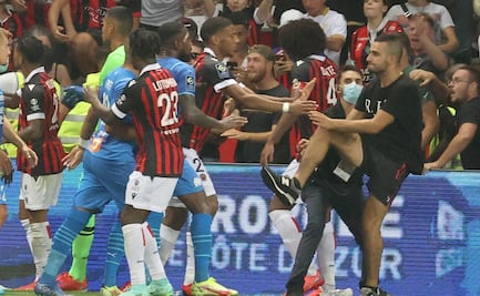 Aficionados invaden cancha en el partido de Niza ante Olympique de Marsella
