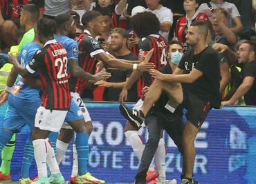 Aficionados invaden cancha en el partido de Niza ante Olympique de Marsella