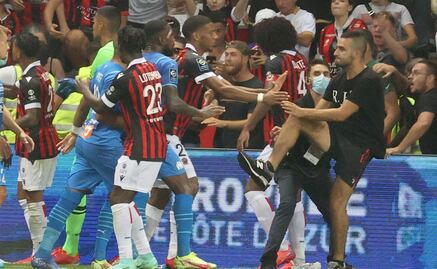 Aficionados invaden cancha en el partido de Niza ante Olympique de Marsella