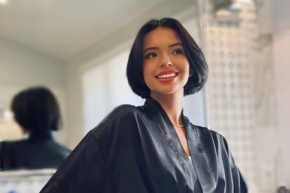 Ángela Aguilar recibió docenas de alagos con su look de escote profundo. Foto: Instagram @angela_aguilar