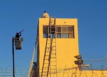 VIDEO: Reo se arroja de una torre de vigilancia del Cereso de Agua Prieta, Sonora