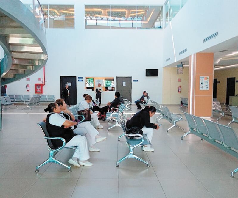 Personal del hospital Macedonio Benítez Fuentes inició un paro laboral el pasado 21 de febrero por la falta de medicinas e insumos. Foto: CORTESÍA