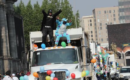 Trabajadores de limpia pública realizan desfile con motivo del Día del Niño