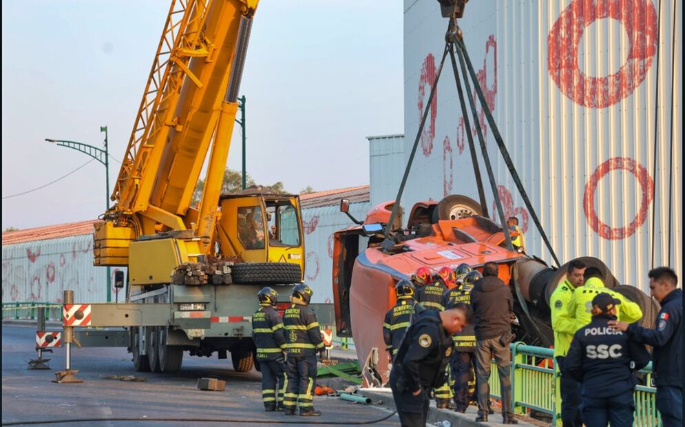Continúan las maniobras para bajar un tráiler que volcó ayer por la tarde en el puente de avenida Ceylán y calzada Azcapotzalco la Villa, al momento se encuentran 2 grúas intentando bajarlo, el viernes 18 de abril de 2025. Foto: Axel Sánchez/ EL UNIVERSAL