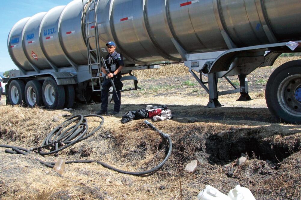 Las acciones contra el huachicoleo se han centrado en detener a personas mientras están operando alguna toma clandestina o los encuentran con combustible robado, señalan especialistas. Foto: ARCHIVO. EL UNIVERSAL