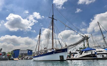 Rescatan a tres personas en Veracruz luego de que su velero presentó fallas