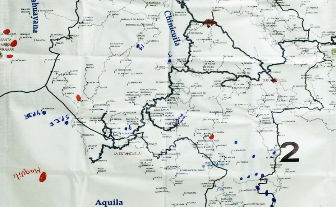 El plano apunta a que El Mencho dirigía una estrategia para controlar la Sierra-Costa de Michoacán; es una impresión en manta de los municipios de Chinicuila, Coalcomán, Coahuayana y Aquila. Foto: EL UNIVERSAL
