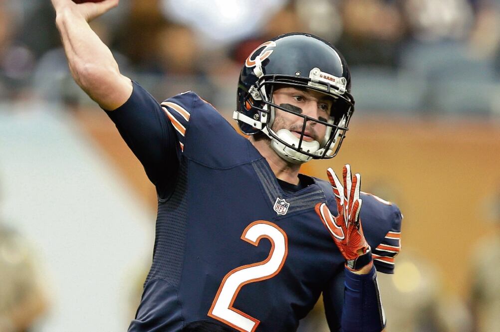 Brian Hoyer tiene cuatro encuentros lanzando más de 300 yardas (MICHAEL CONROY. AP)