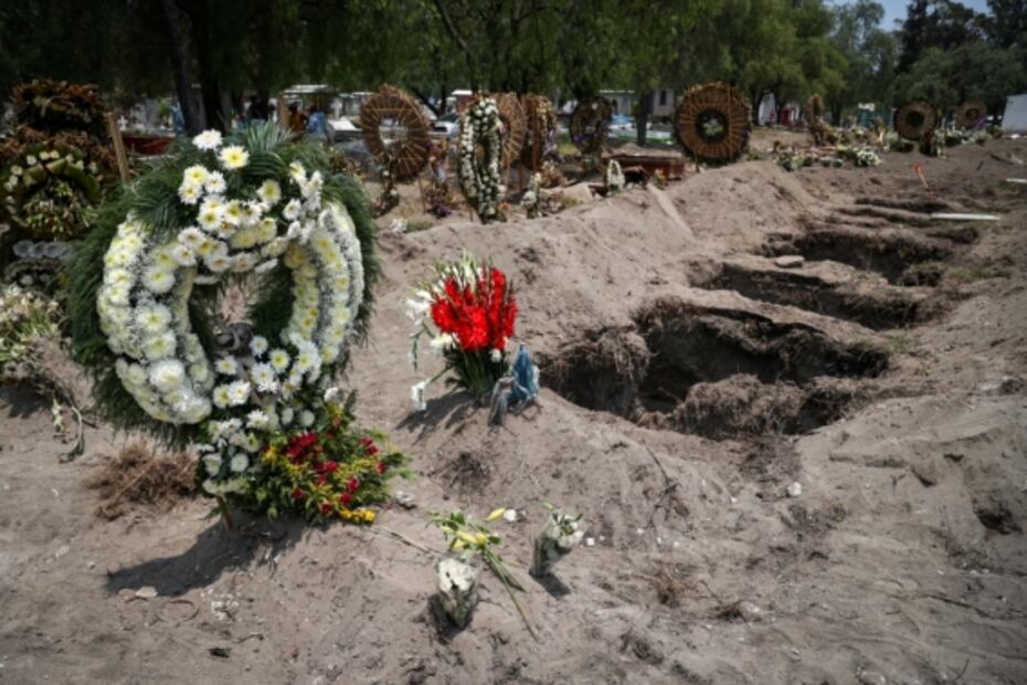 Cavan fosas en Iztapalapa para muertos de coronavirus