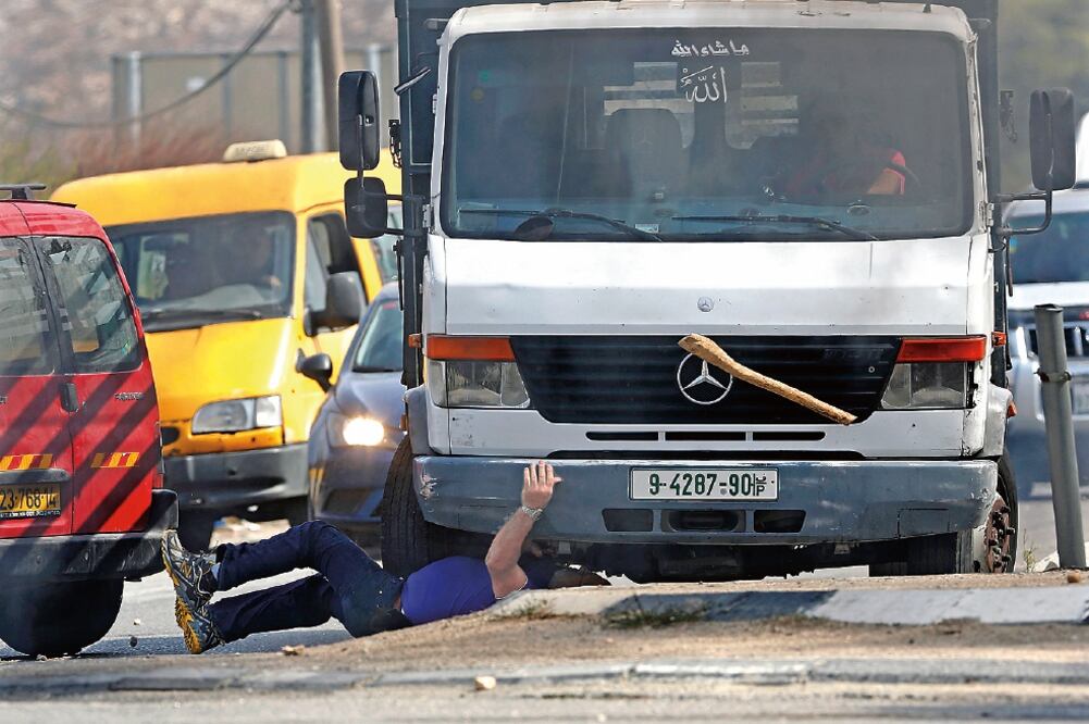 Un camión, conducido por un palestino, atropelló a un colono israelí que se bajó de su vehículo al ser atacado en Fawar, Cisjordania, por otros palestinos (NASSER SHIYOUKHI. AP)