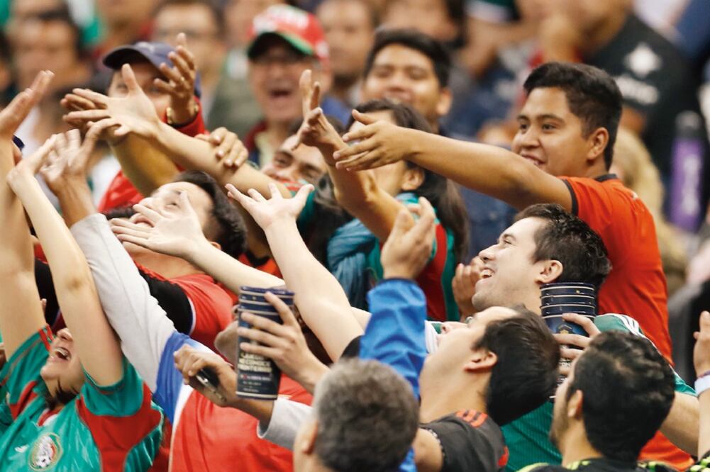 La afición mexicana persiste en la expresión homofóbica (LUIS CORTÉS. EL UNIVERSAL)